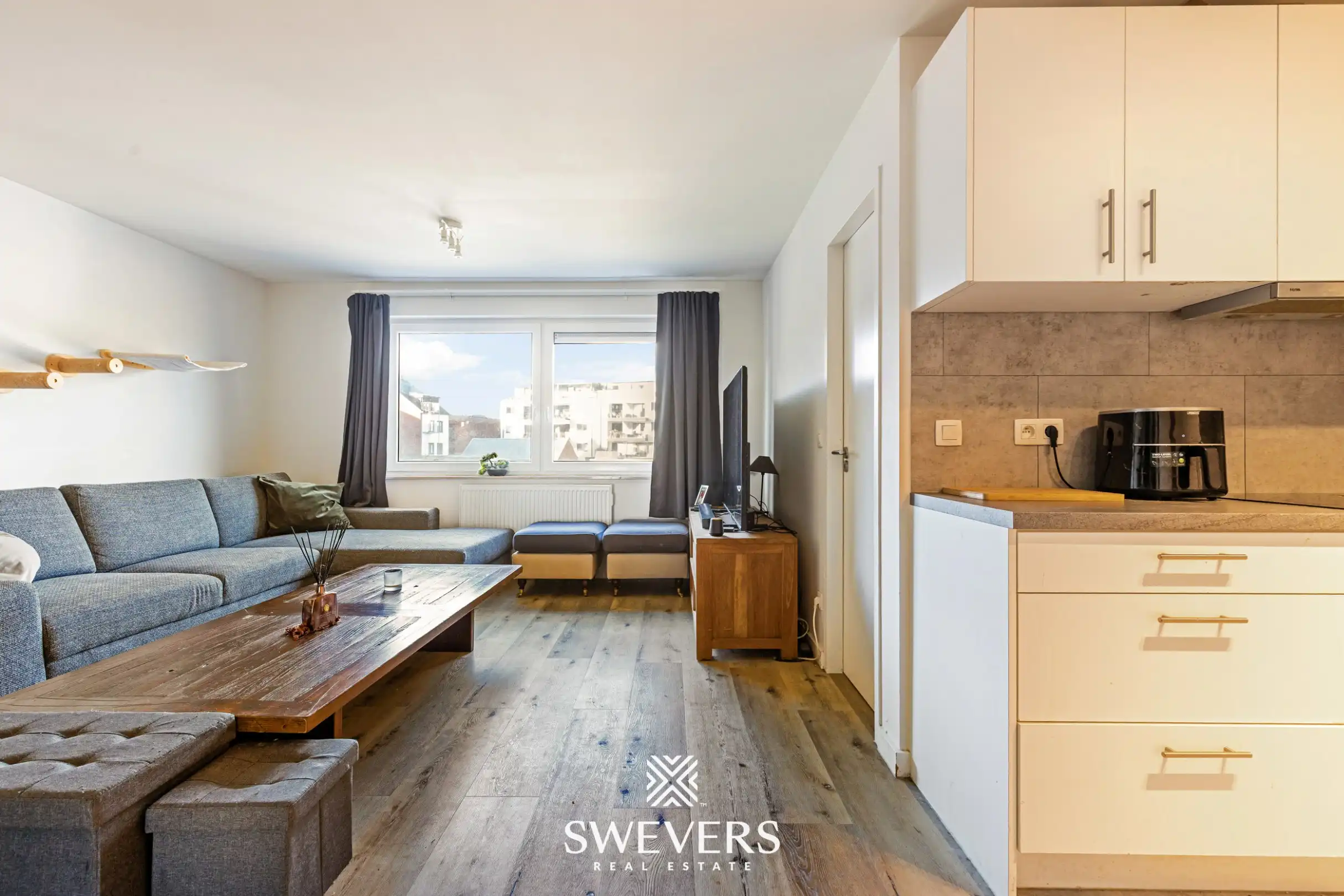 Uitstekend gelegen en volledig gerenoveerd appartement met staanplaats foto 3