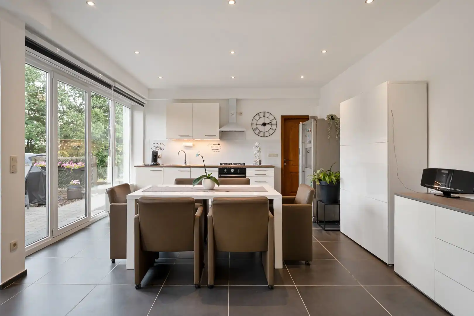 Gelijkvloers appartement met voortuin en privéparking in Diest foto 6
