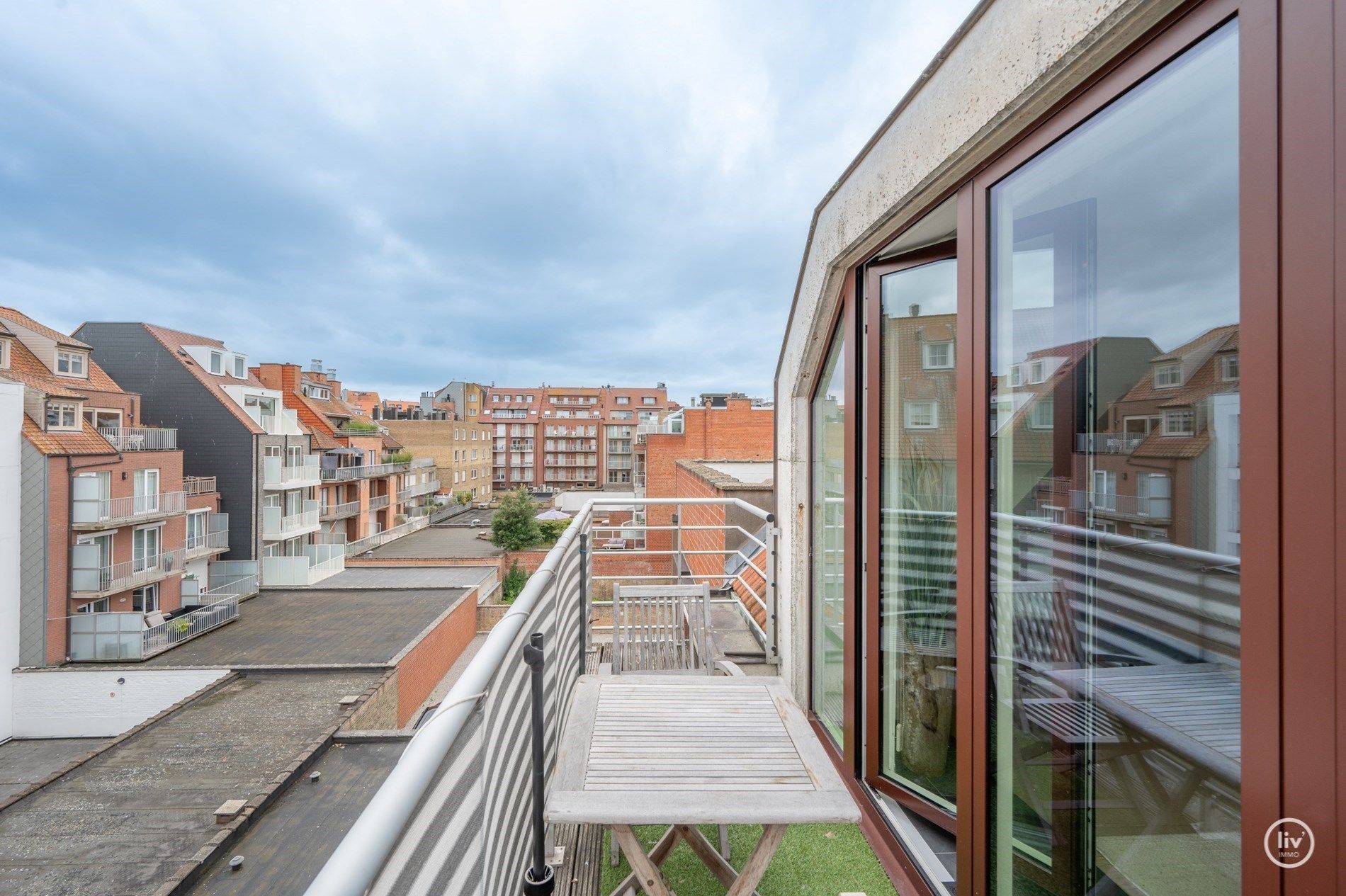 OPENDEURDAG 26/10 tussen 14 u en 16 u : Lichtrijk zuidgerichte duplex met 3 slaapkamers en een open zicht op enkele meters van het strand en de winkelstraten.  foto 7