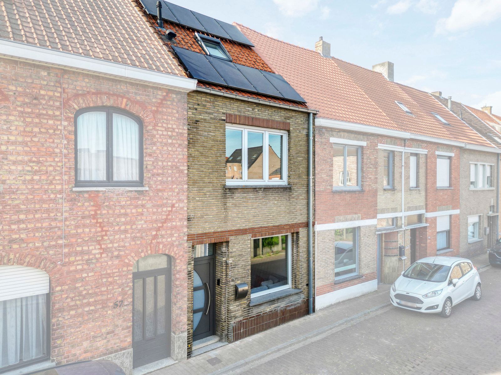 Moderne gerenoveerde stadswoning op rustige ligging in Gistel. foto {{pictureIndex}}
