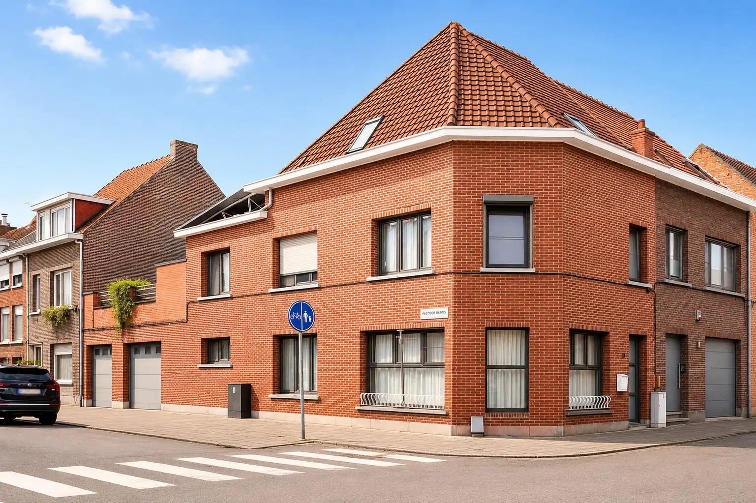 Instapklare woning met 5 slaapkamers en ruime garage op centrale ligging foto {{pictureIndex}}