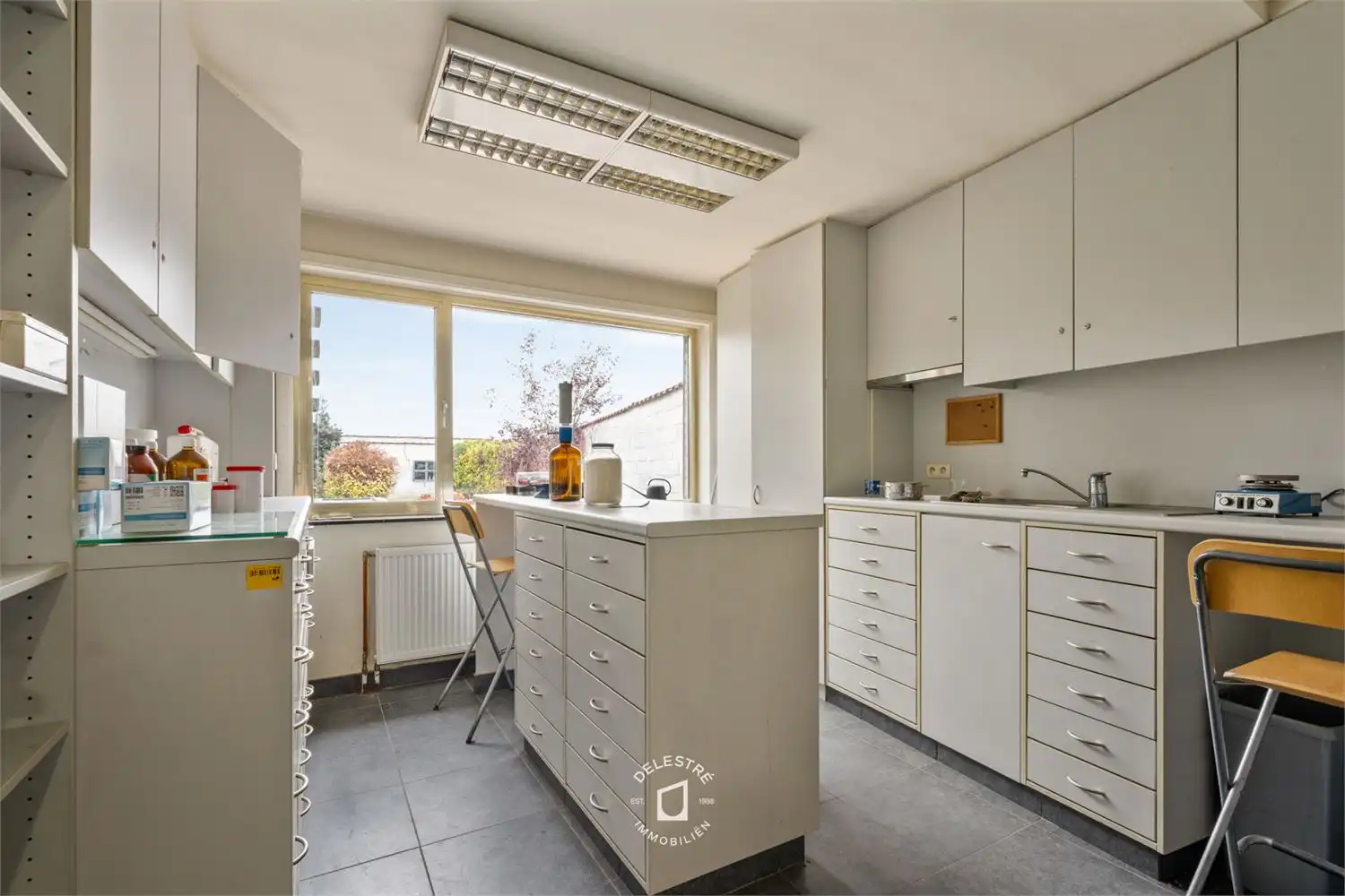 ERG RUIME MULTIFUNCTIONELE EIGENDOM MET 3 GARAGES foto 8