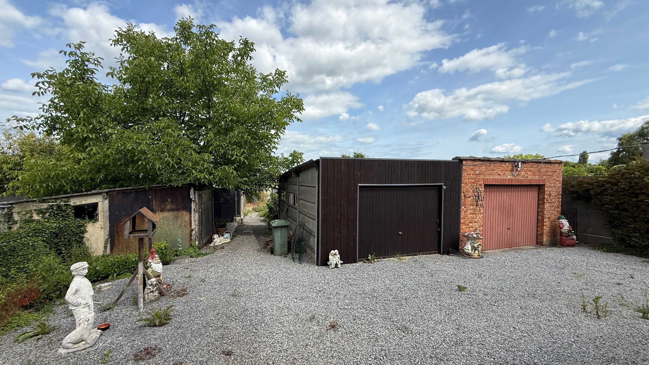 Charmante, te renoveren woning met veel potentieel foto 11