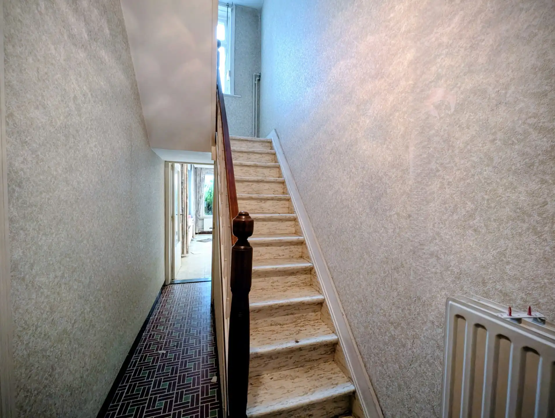 Ruime te renoveren woning met 4 slaapkamers, tuin en garage in Adinkerke te koop. foto 3