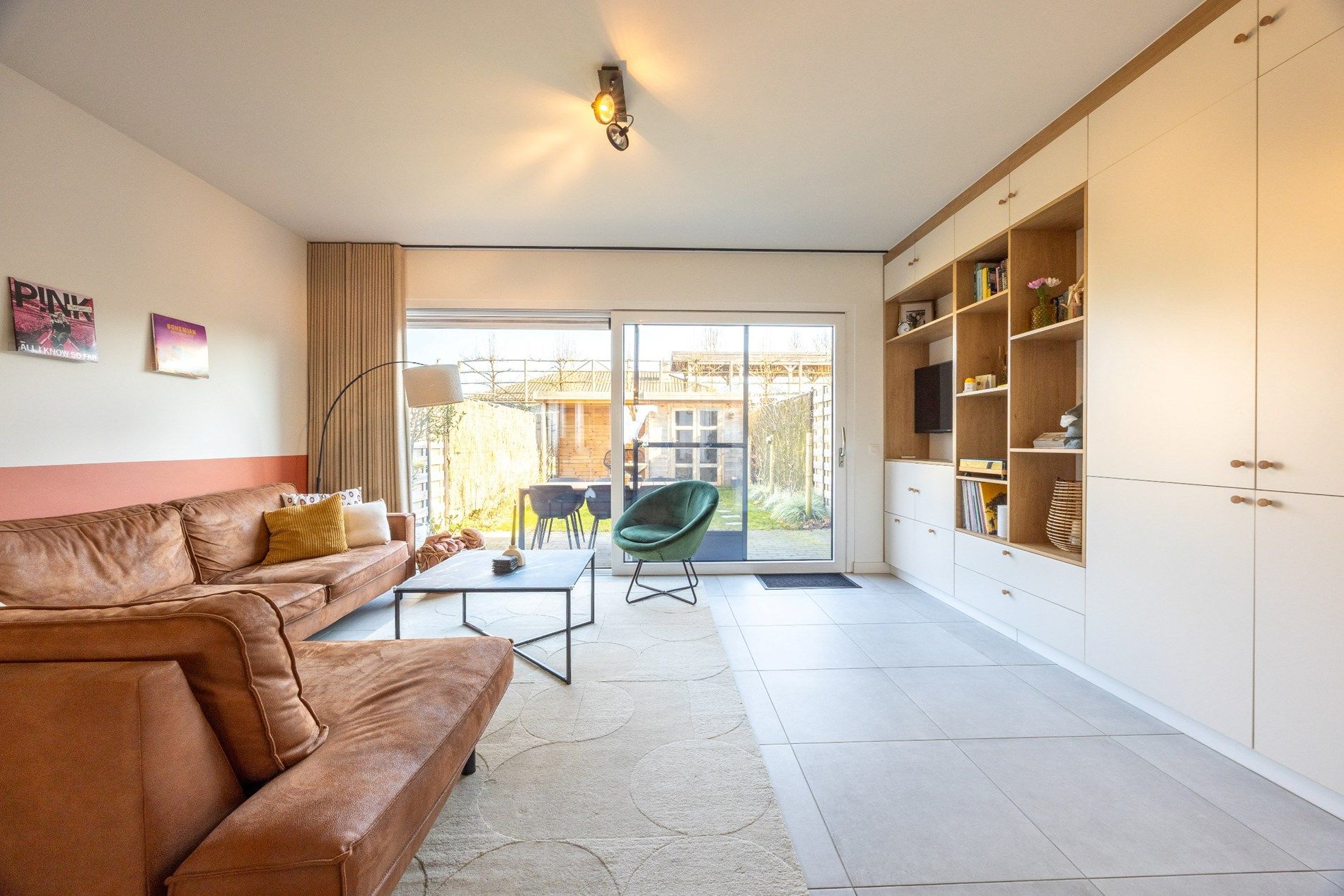 PRACHTIG VERNIEUWDE WONING MET AUTOSTAANPLAATS foto 2