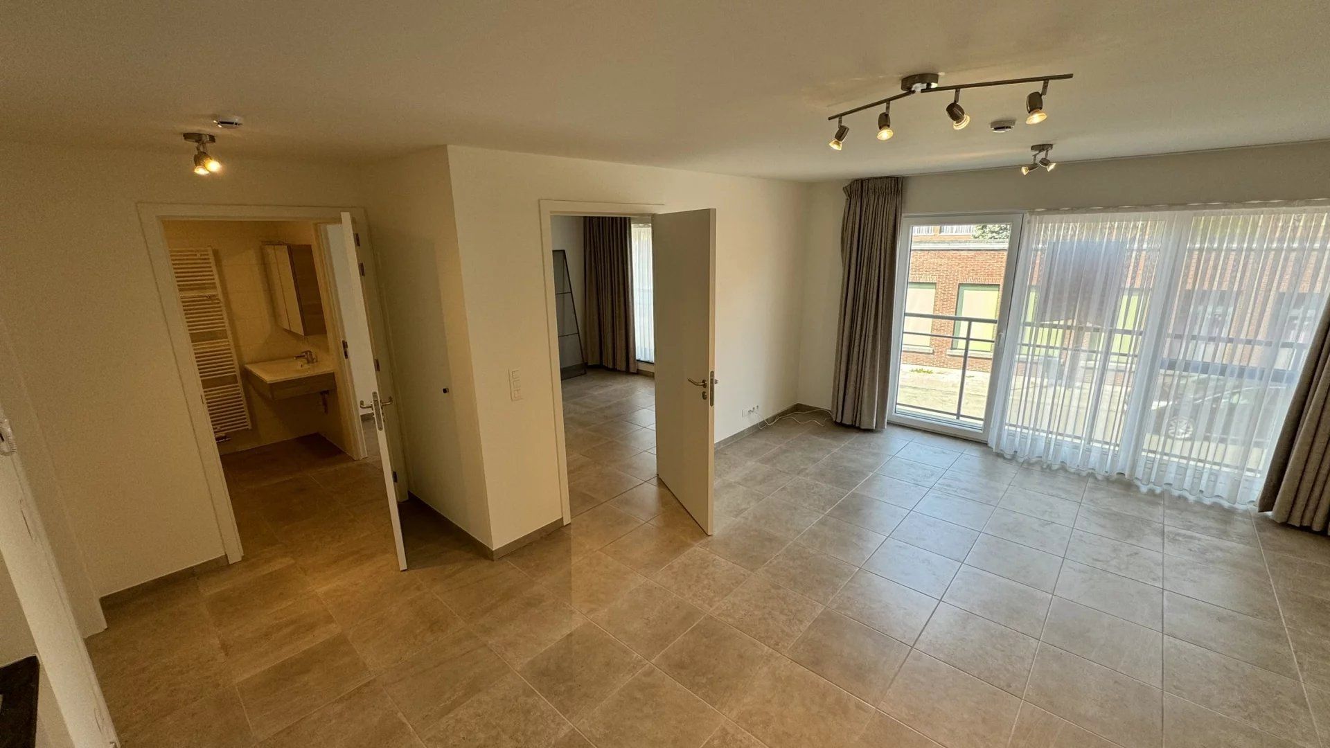 Serviceflat met balkon en 1 slaapkamer momennteel verhuurd te koop foto 3