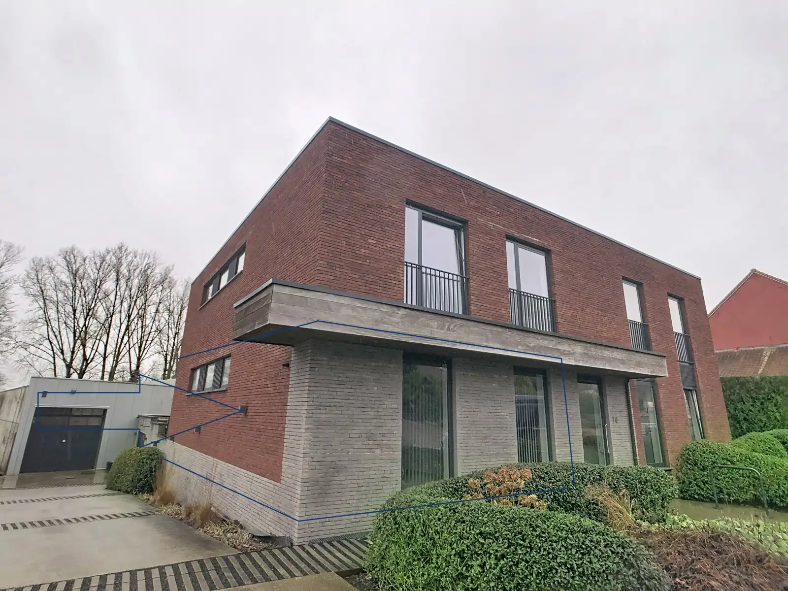 Gelijkvloers appartement met 2 slkrs, terras en staanplaats foto {{pictureIndex}}