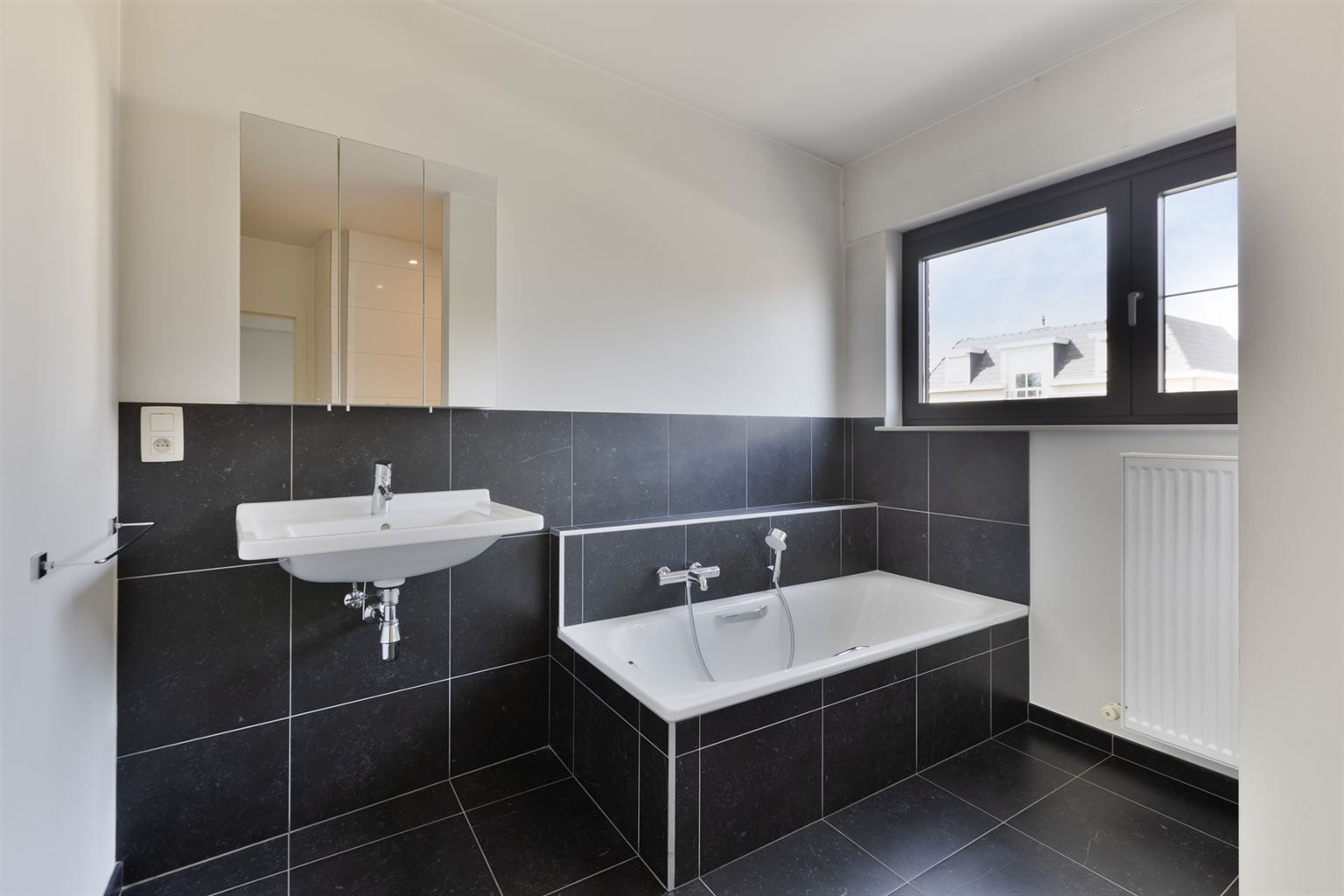 Instapklare, vrijstaande woning op 5a14ca. Voorzien van 4 slaapkamers en een inpandige garage op een rustige locatie in Kinrooi.  foto 13