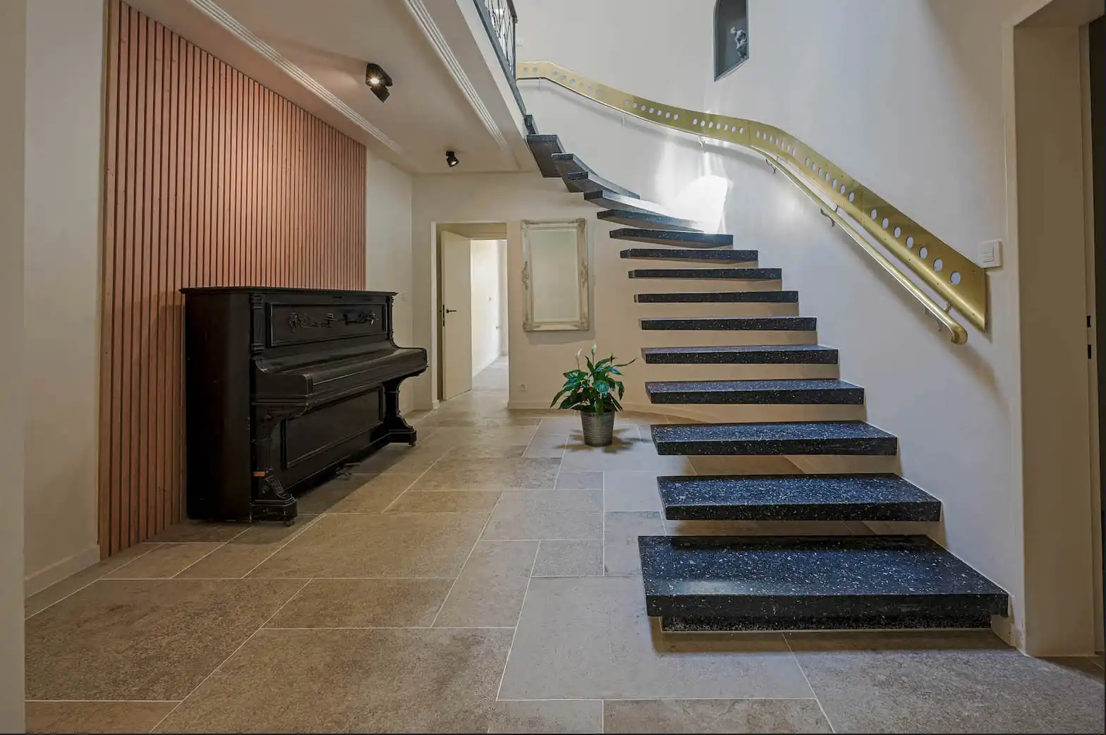 exclusief gerenoveerde herenwoning met garage, zonnige stadstuin en terrassen in het historische hart van Brugge foto 3