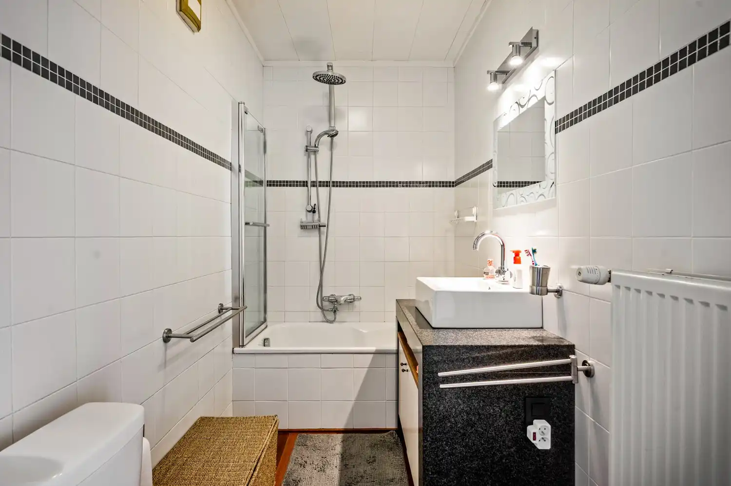 Woning met 2 slpkrs en bijgebouw met veel potentieel foto 9