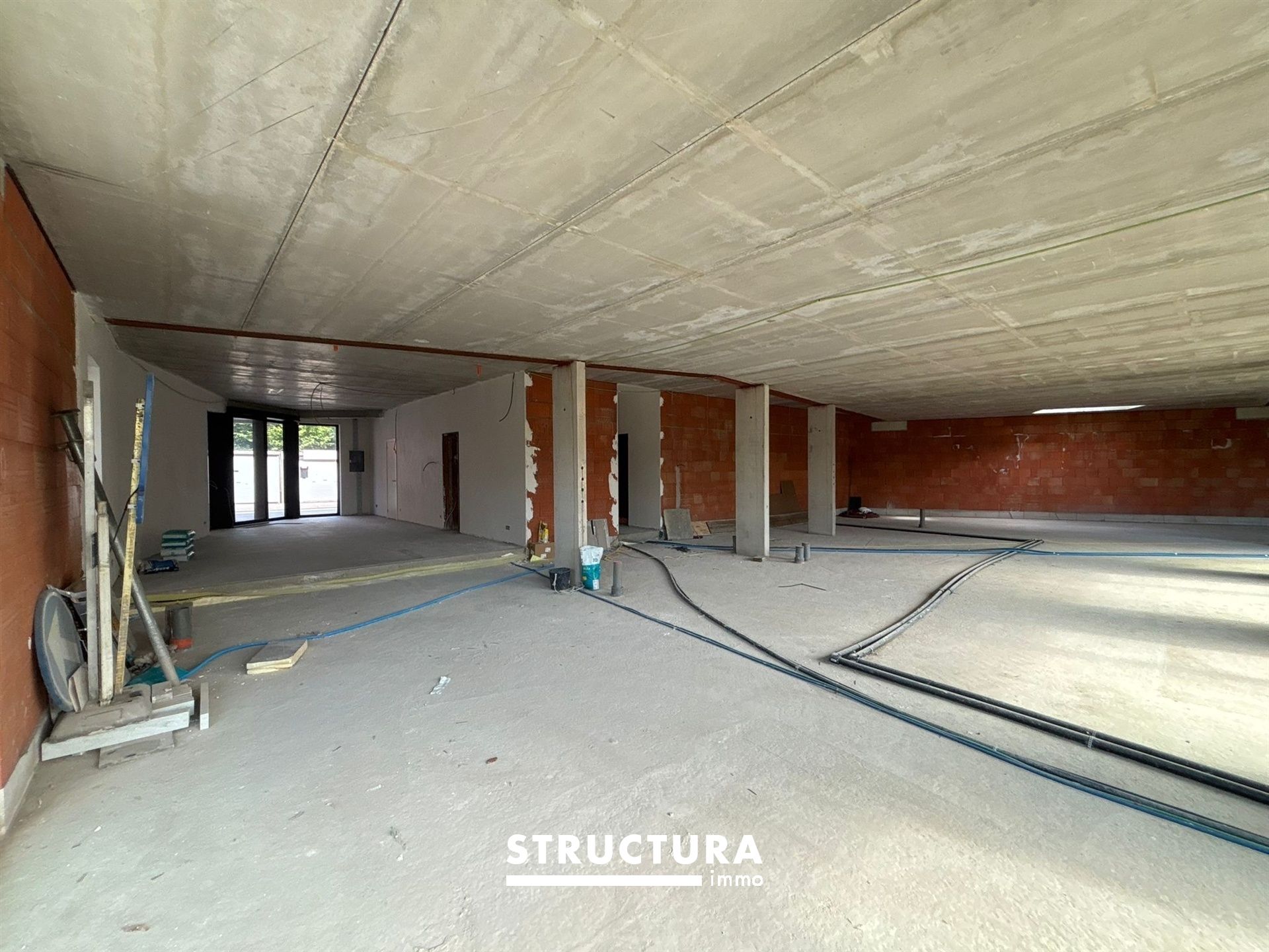 Nieuwbouw handelsruimte op commerciële liggen in het centrum! foto 5