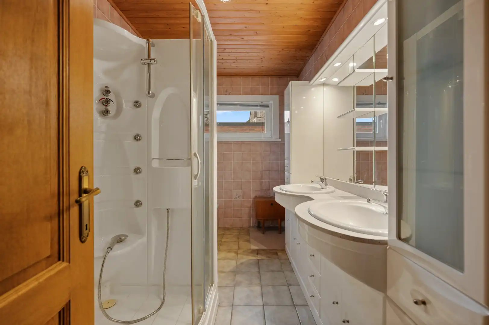 Ruime op te frissen woning op een rustige locatie - perfect voor uw droomproject! foto 5