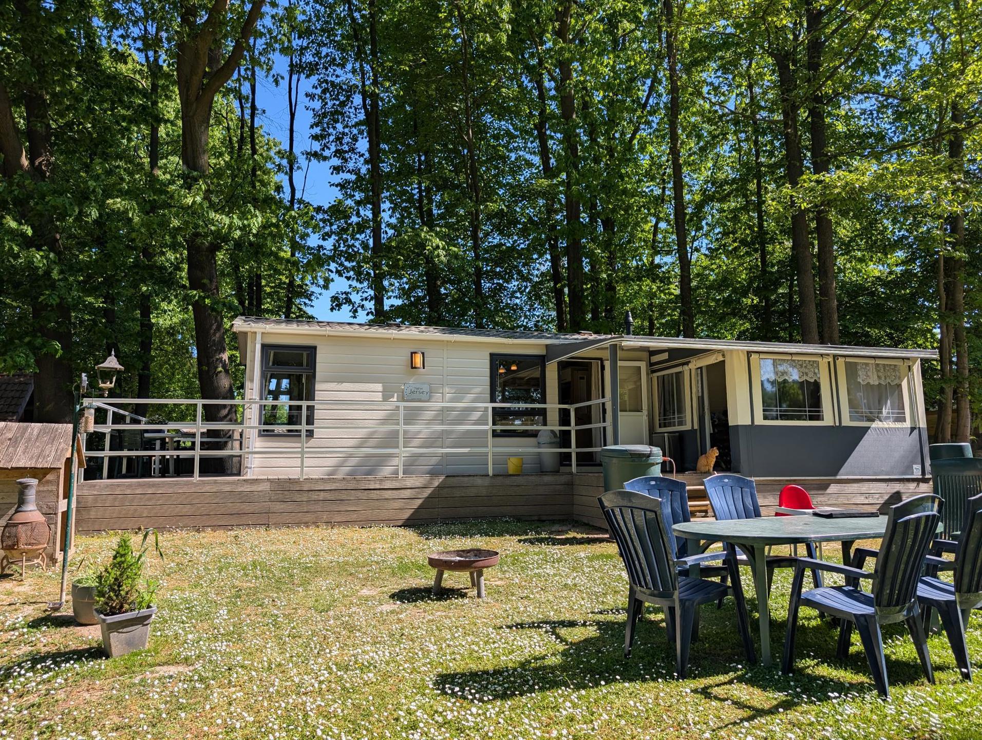 gezellige vaste caravan te midden van de natuur foto 19