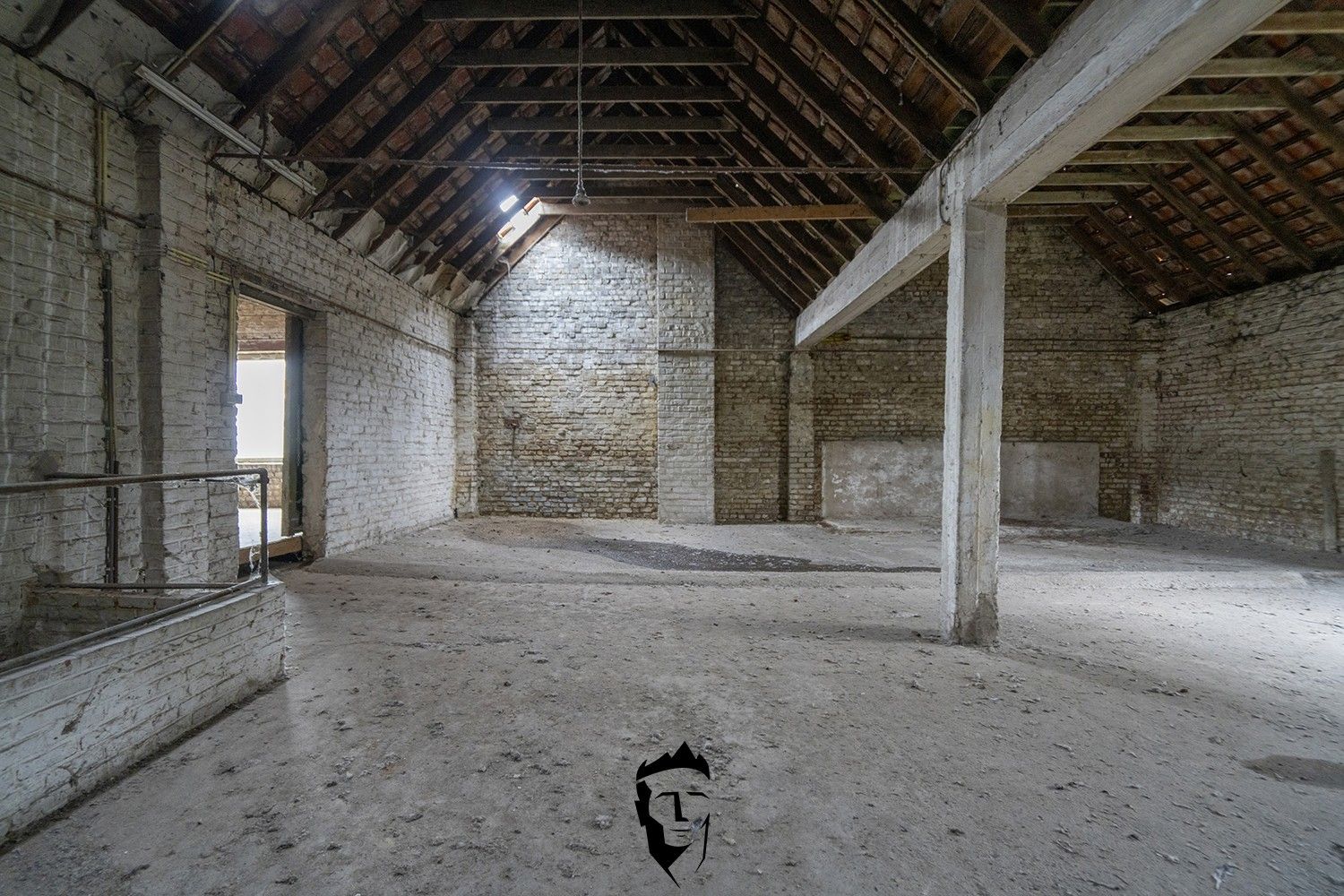 LOODS IN HARELBEKE foto {{pictureIndex}}