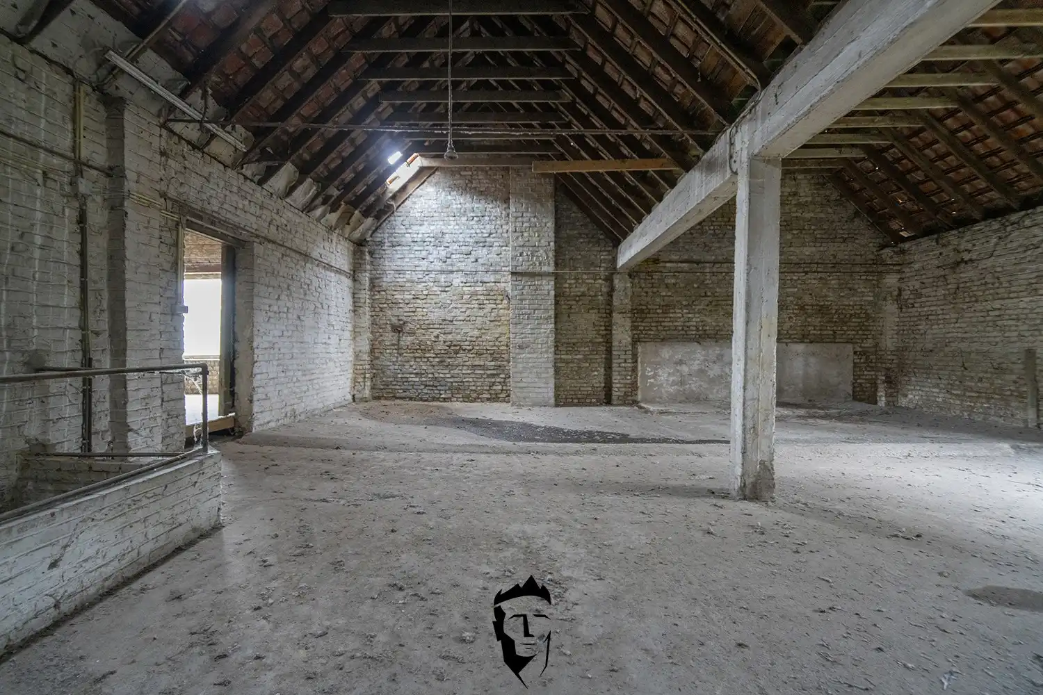 LOODS IN HARELBEKE foto {{pictureIndex}}