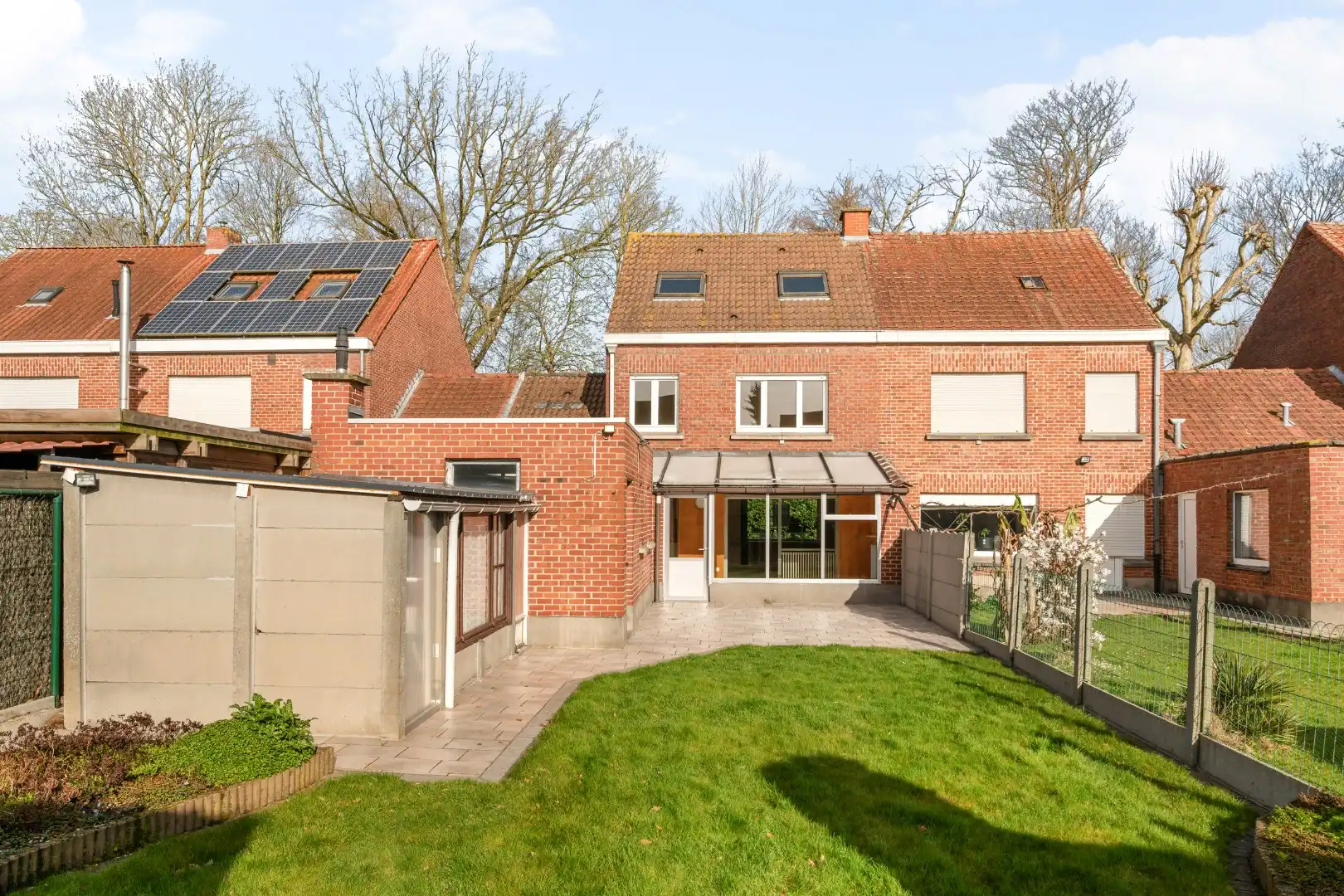 Woning met 3 slaapkamers en grote zolder, garage en zonnige tuin in Izegem foto 2