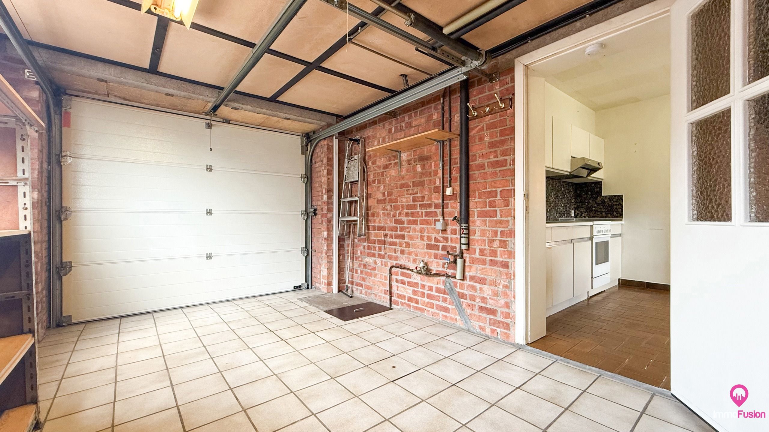Gelijkvloerse open bebouwing op 6a45 met tuin & garage! foto 19