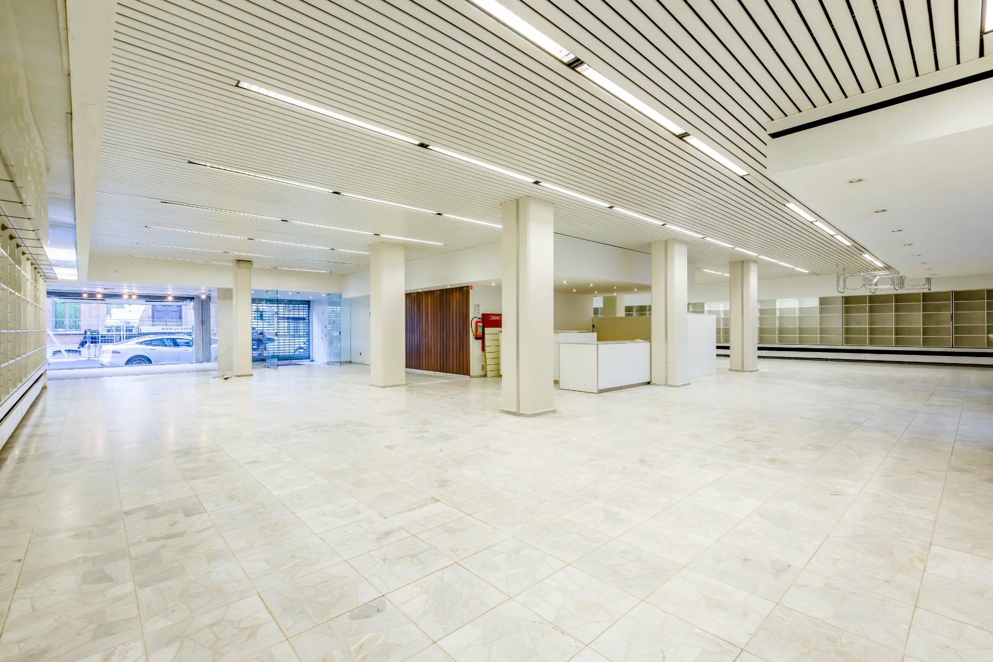 Commercieel handelsgelijkvloers met interessante straatbreedte foto {{pictureIndex}}