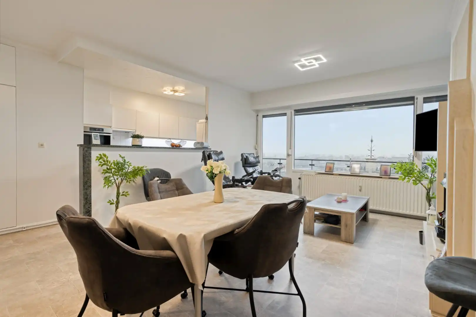 Zeer mooi gerenoveerd appartement met 2 slaapkamers en garage! foto 2