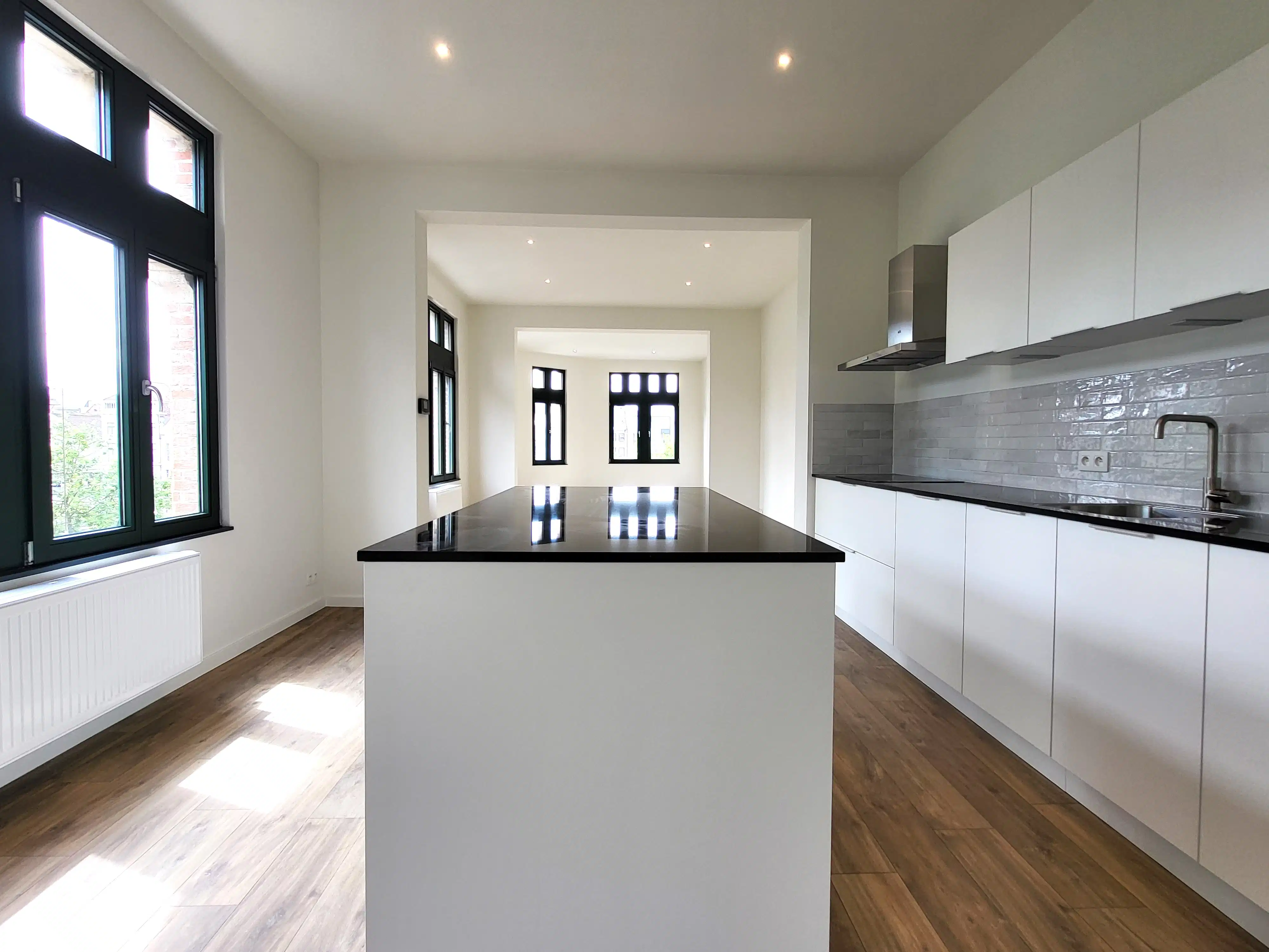 Volledig gerenoveerd appartement met 2 slaapkamers in het hart van Gent.  foto 8