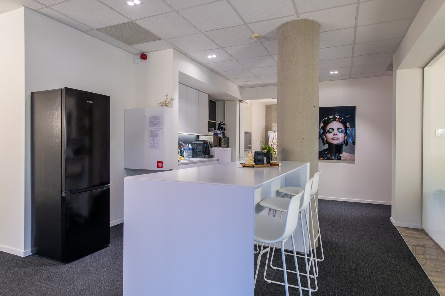 Volledig ingerichte en verhuurde kantoorverdieping in het zakelijke centrum van Genk (Botta-gebouw) foto 12