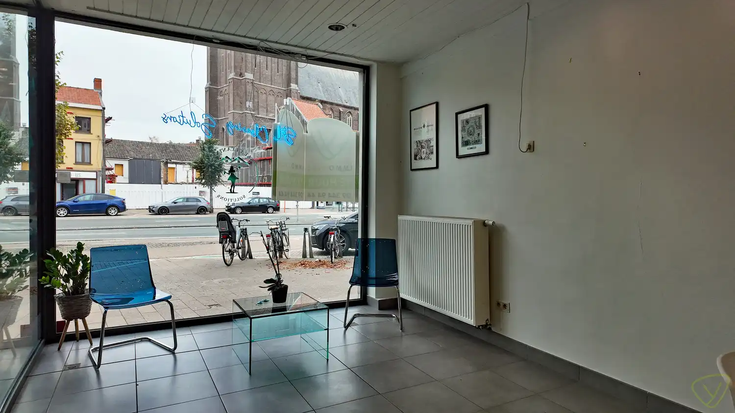 Ruime handelsruimte gelegen op de Markt van Eeklo! foto 2