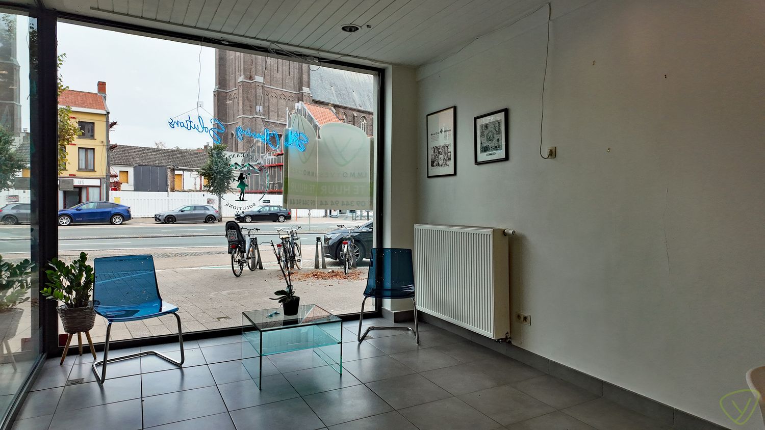 Ruime handelsruimte gelegen op de Markt van Eeklo! foto 2