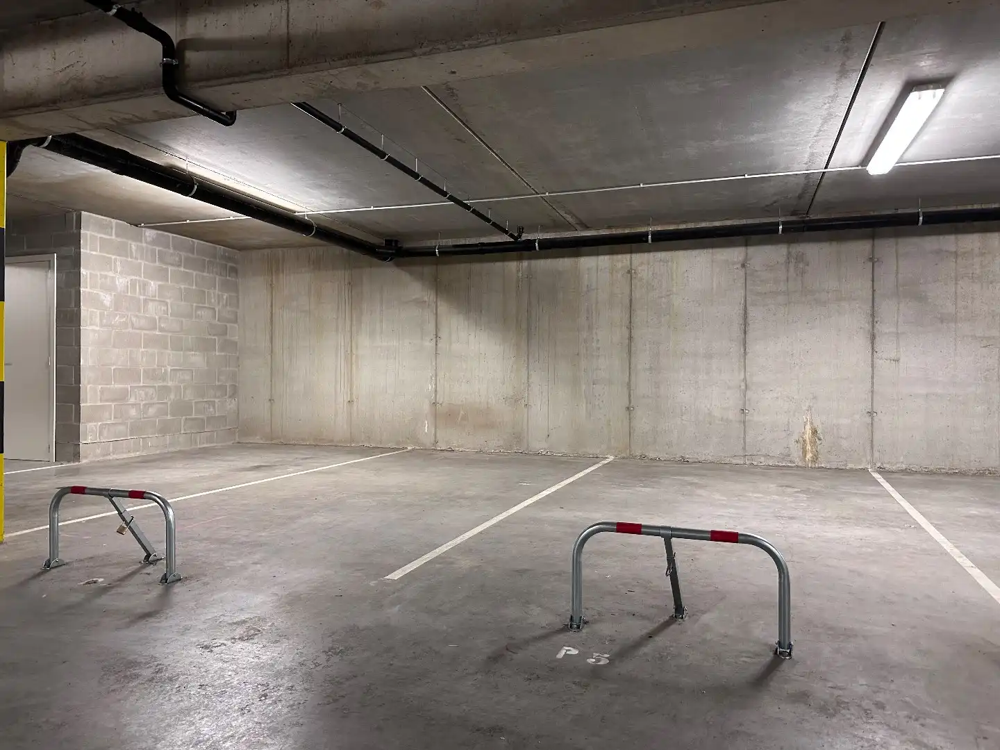 Ondergrondse parkeerplaats in centrum Gistel  foto {{pictureIndex}}