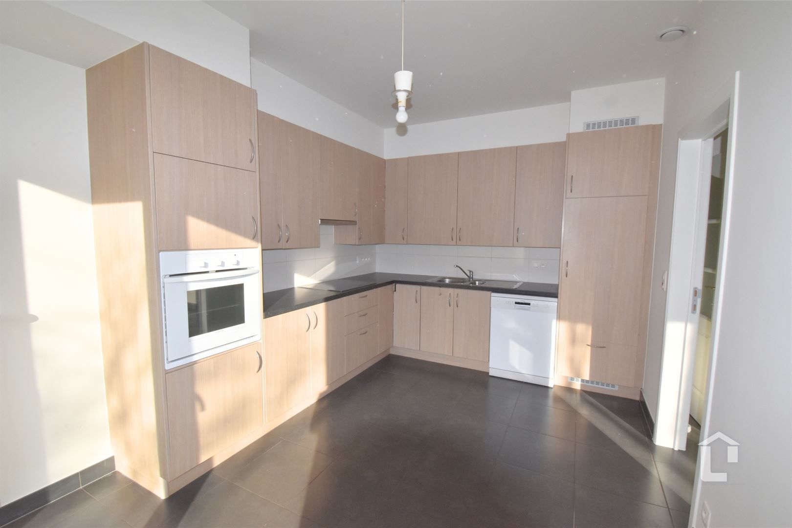 Ruim, recent gelijkvloers appartement in centrum Sint-Denijs-Westerm foto 3