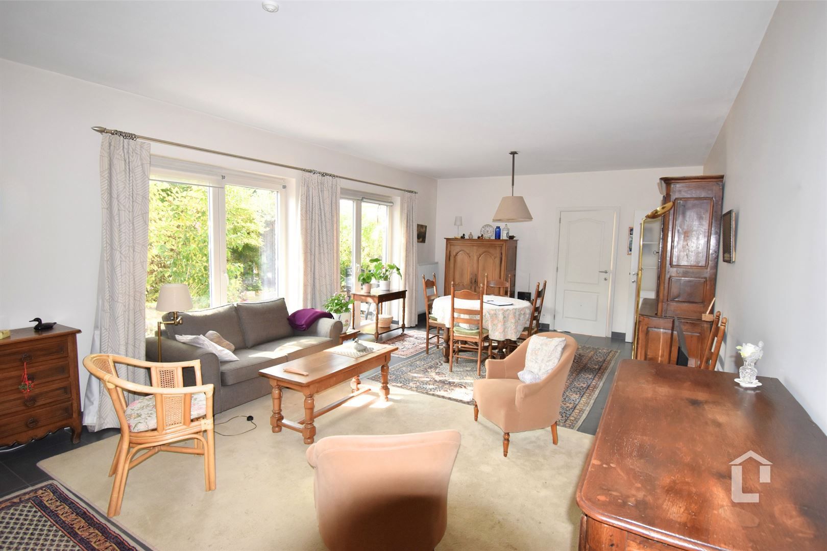 Ruim, recent gelijkvloers appartement in centrum Sint-Denijs-Westerm foto 3