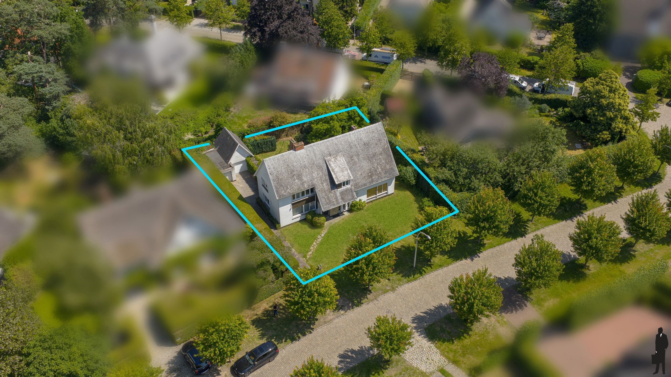 Hoofdfoto van de publicatie: Zonnige villa met karakter & potentieel in hartje Brasschaat