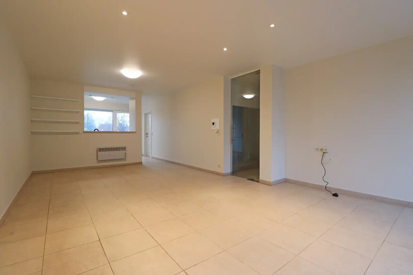 Gerenoveerd appartement met carport foto {{pictureIndex}}