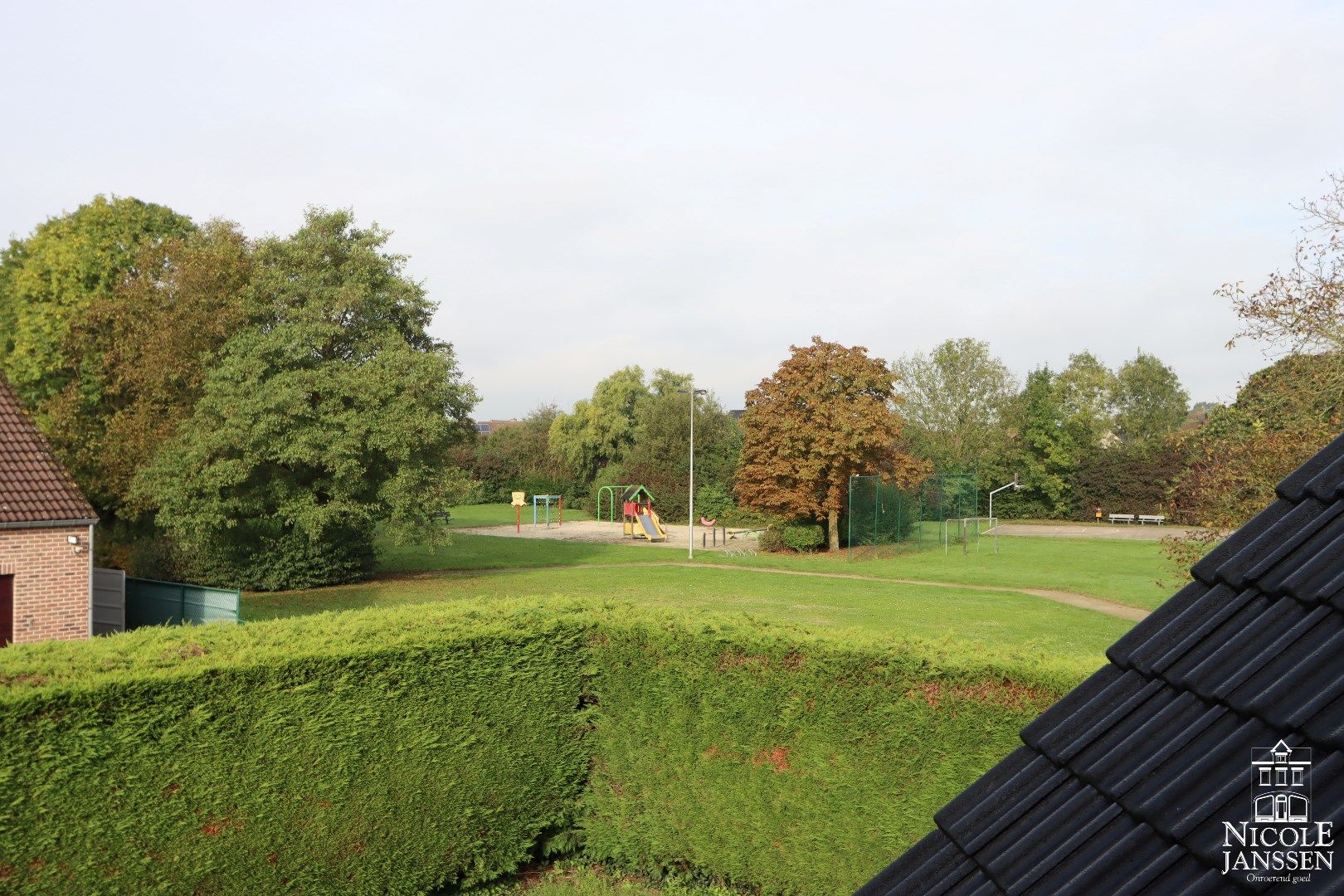 Mooie gezinswoning met drie slaapkamers, inpandige garage en tuin in een aangename woonomgeving foto 24