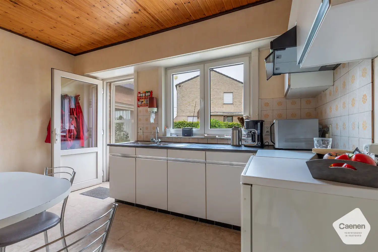 Te renoveren bungalow met 3 slaapkamers, garage en een prachtige tuin op een mooi perceel van 1000 m². foto 5
