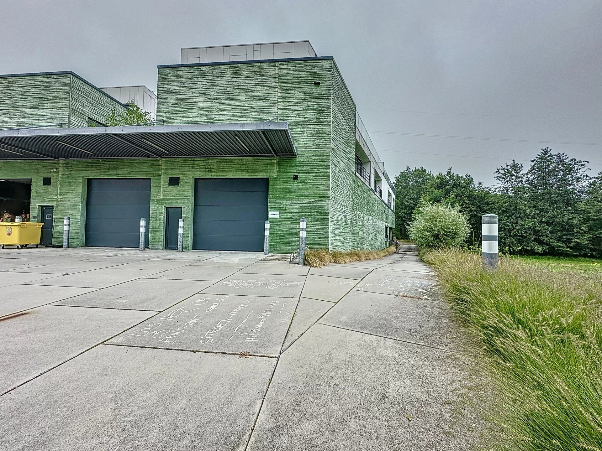 Ruime industriehal 380m² met 2 poorten en luifel van 36m² op toplocatie! foto 3