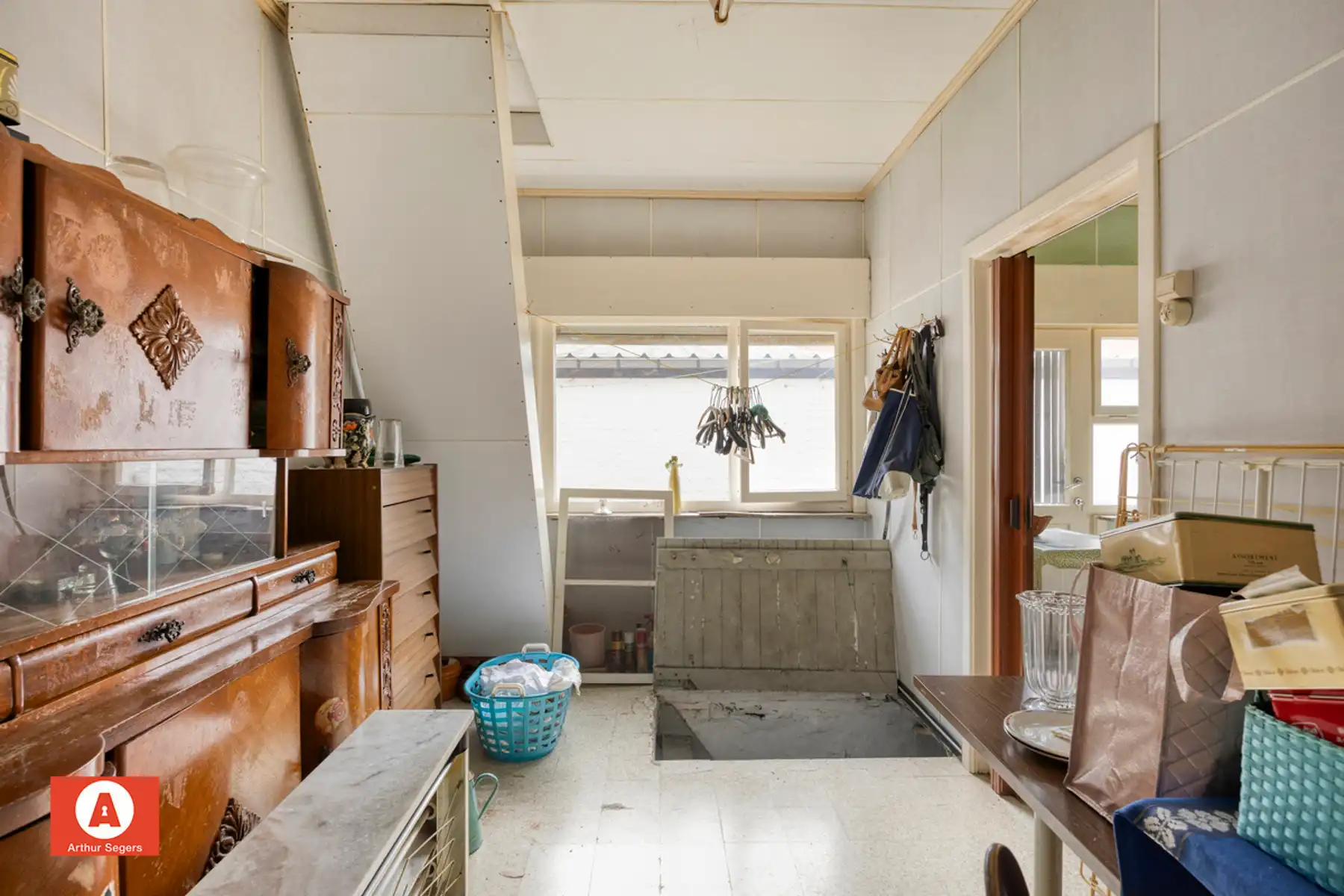Ruime te renoveren woning met 4 slaapkamers foto 9