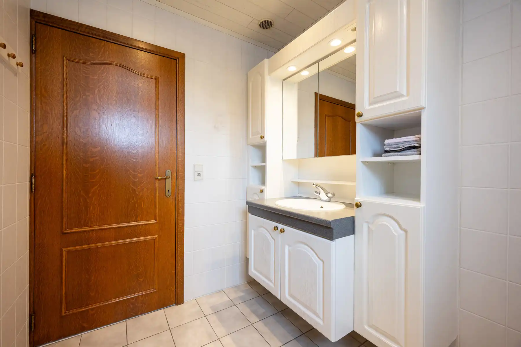Rustig gelegen gezinswoning met 5 slaapkamers op een perceel van 1.782m². foto 9