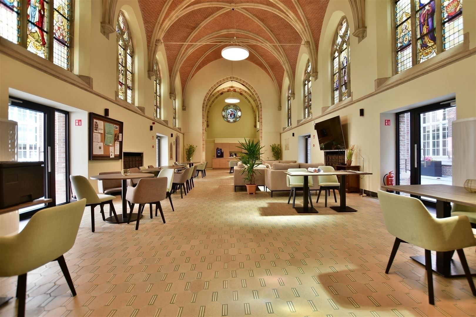 Prachtige assisentiewoning in het beschermd monument genaamd "Zwartzusterklooster" gelegen in het hartje van Dendermonde. foto 2