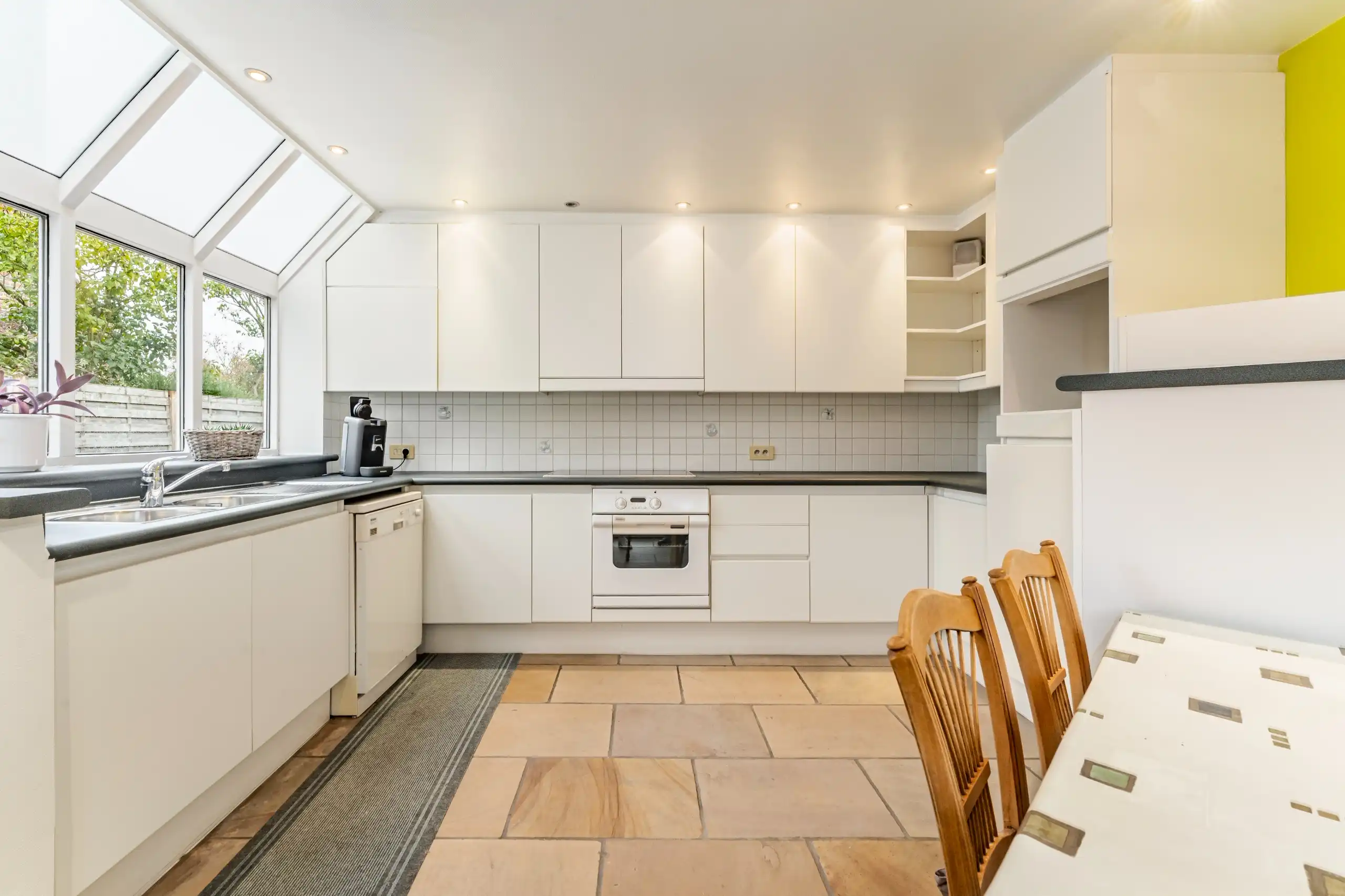 Verzorgde bungalow op 585 m2 met 3 slaapkamers en zonnige tuin nabij het centrum foto 7