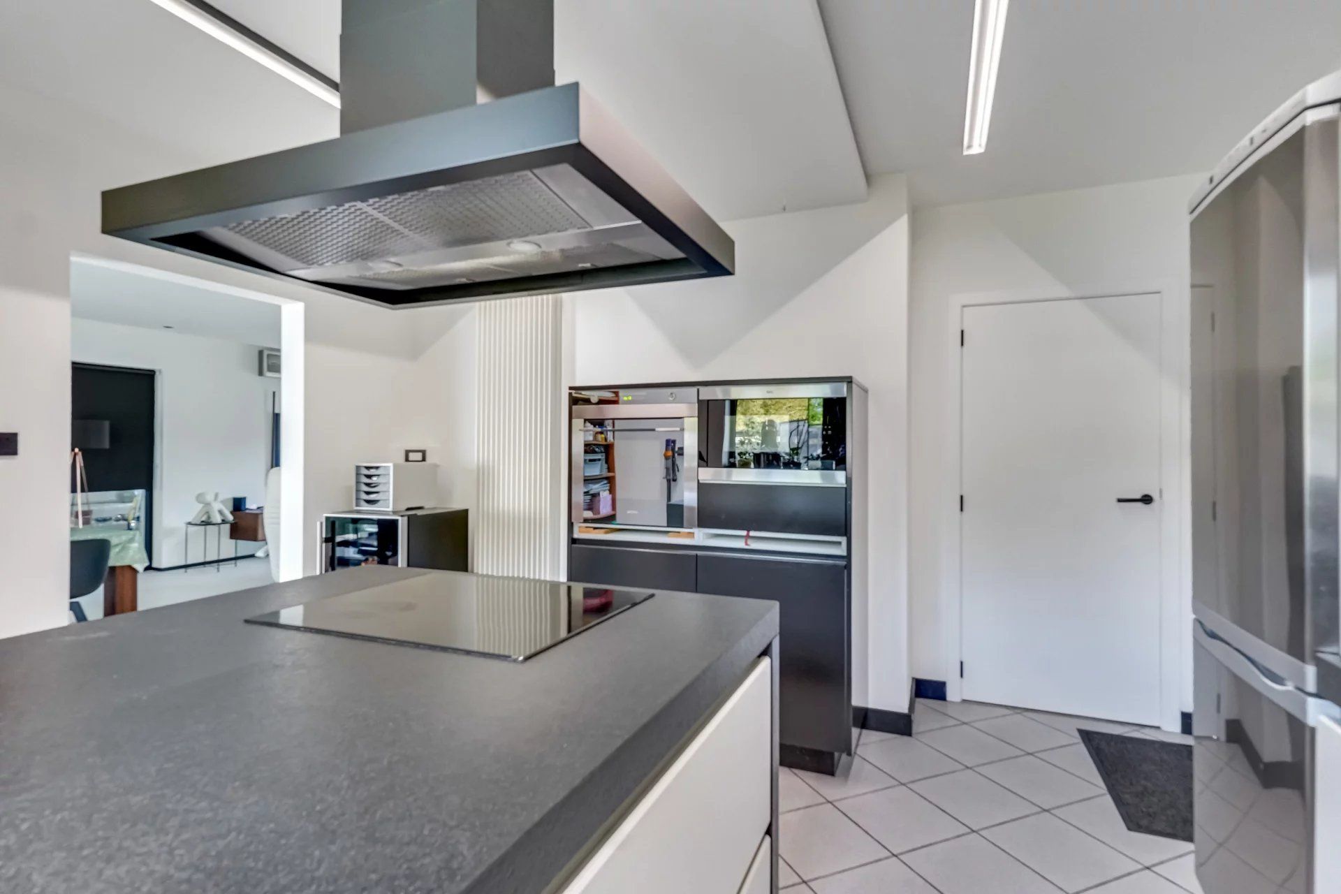 Ruime woning met zwembad op mooi groot perceel foto 11
