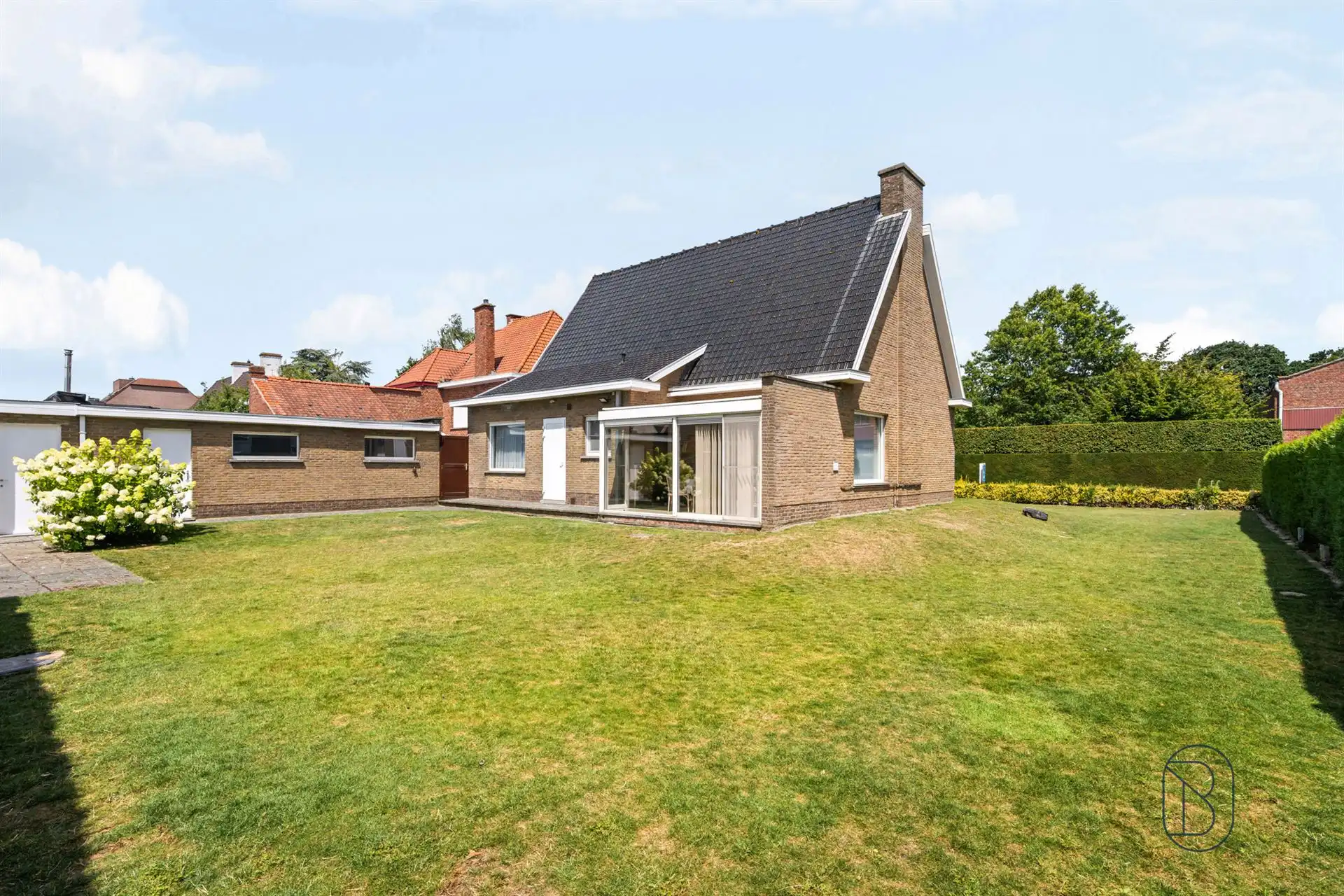 Degelijke villa met grote tuin.  foto 3