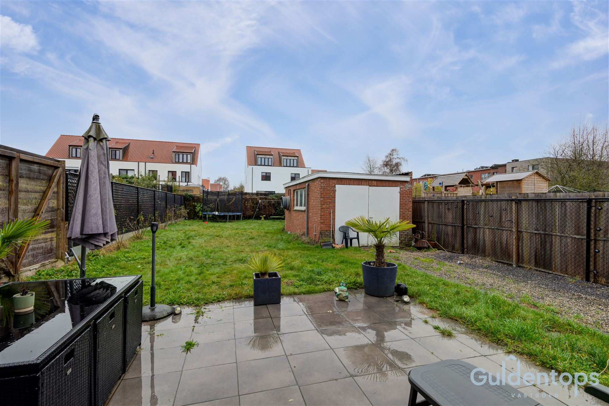 half open woning op ruim perceel foto 2