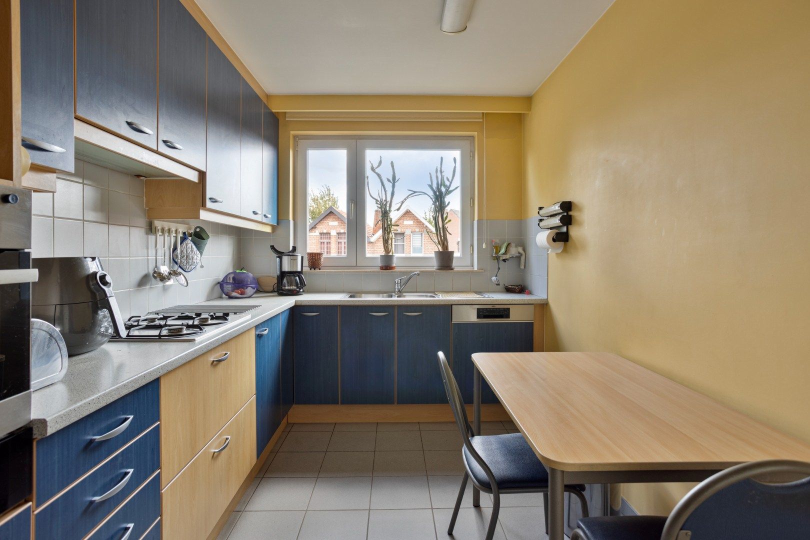 Ruim en goed onderhouden 2 slpk appartement met terras en garage foto 8