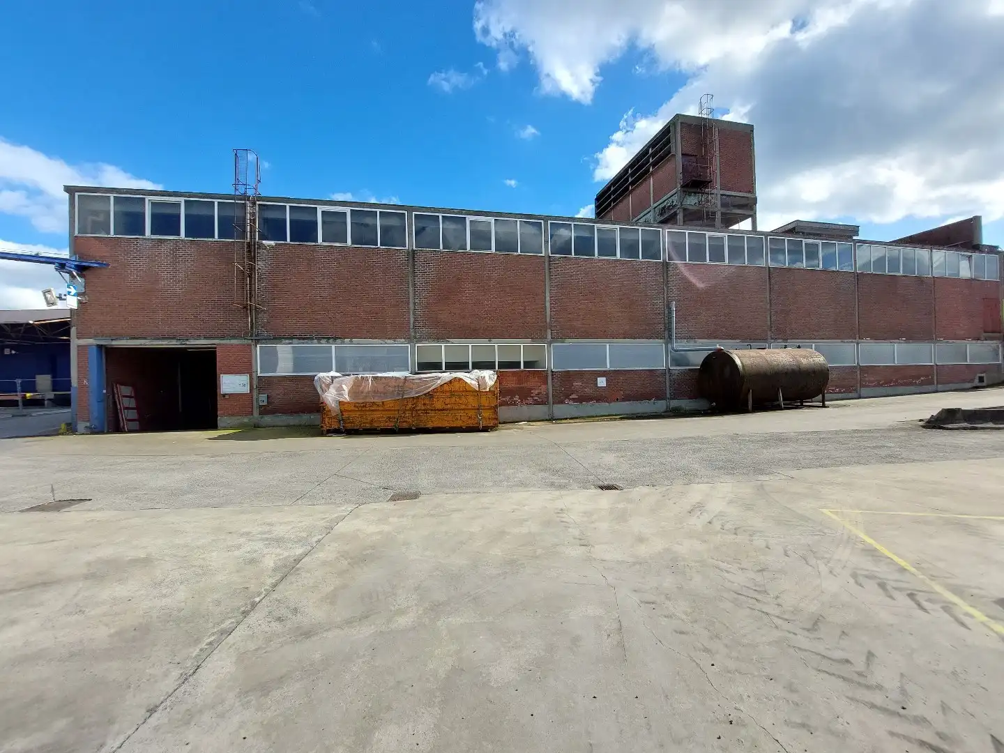 Centraal gelegen magazijn van 1152m² foto {{pictureIndex}}