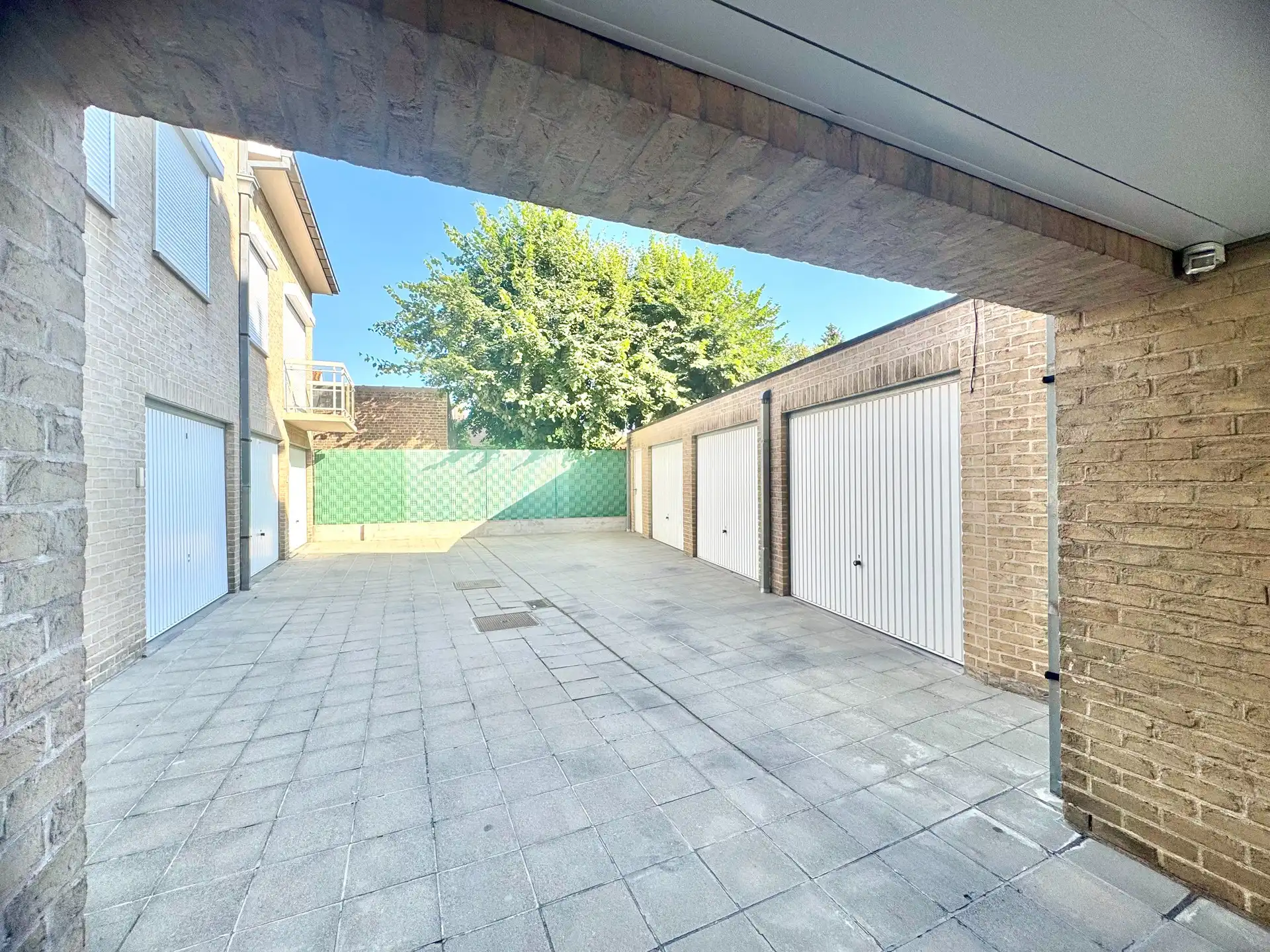 HANDELSGELIJKVLOERS | 3 PARKINGS | GARAGE foto 8