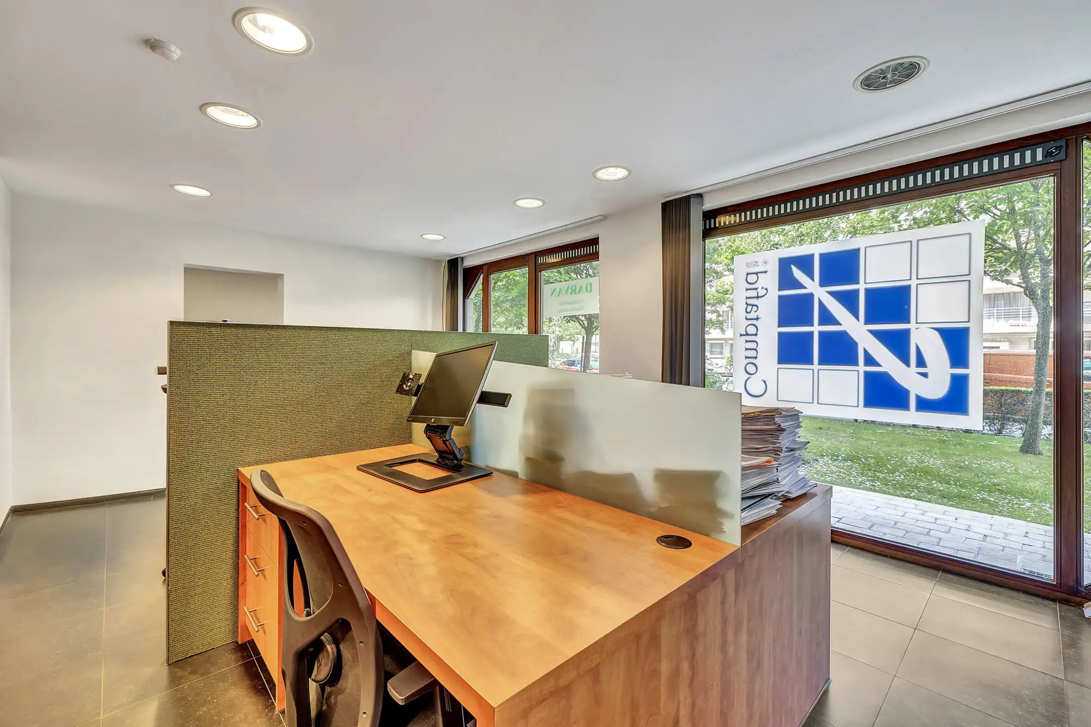 Instapklaar commercieel gelijkvloers op strategische locatie foto 17