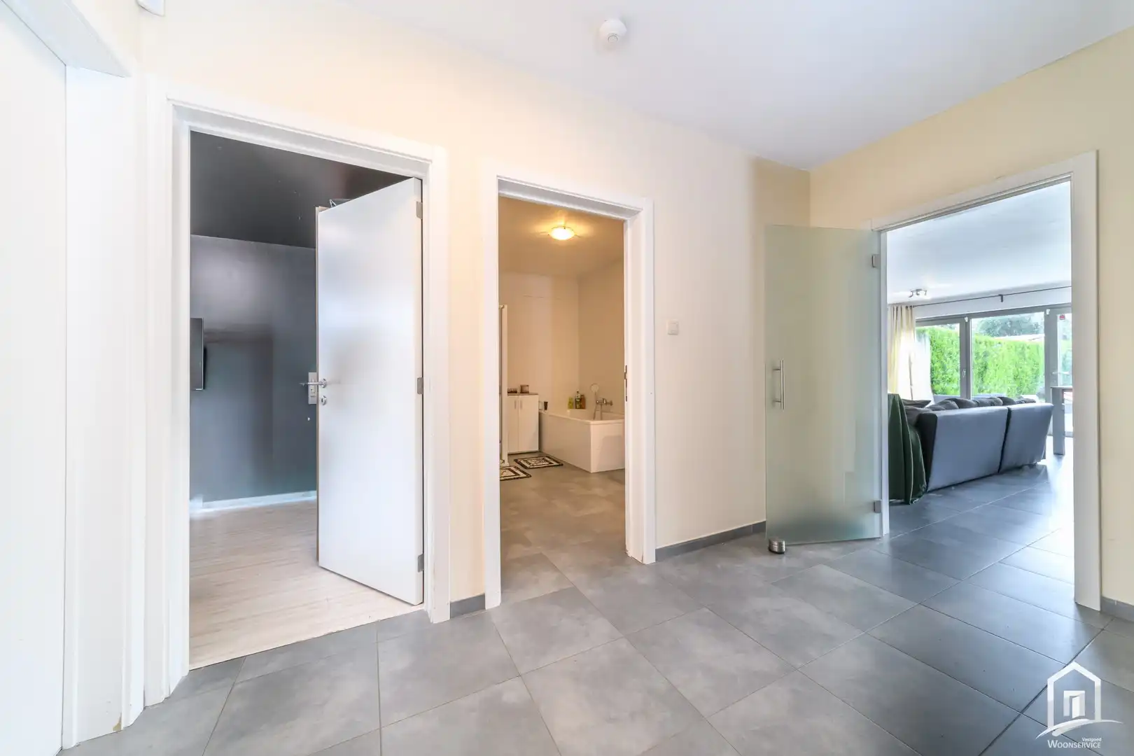 Ruim gelijkvloers appartement met 2 slaapkamers en tuin ! foto 8
