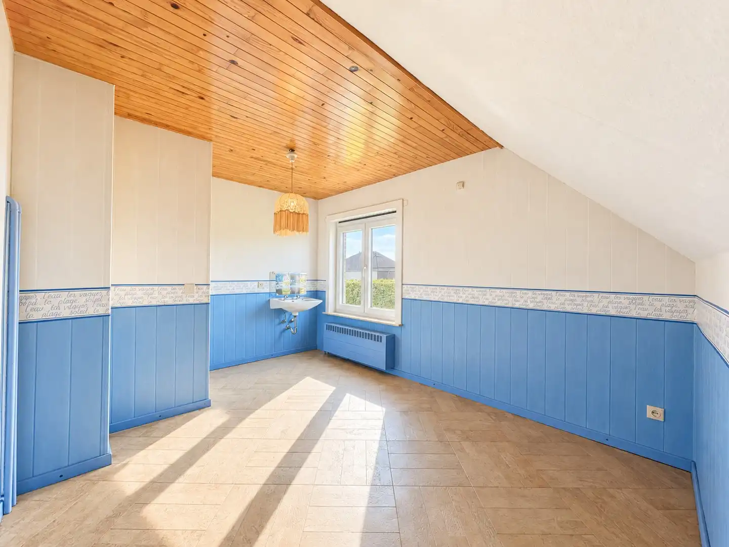 Ruime gezinswoning met 3 slaapkamers,  2 garages en tuin foto 9