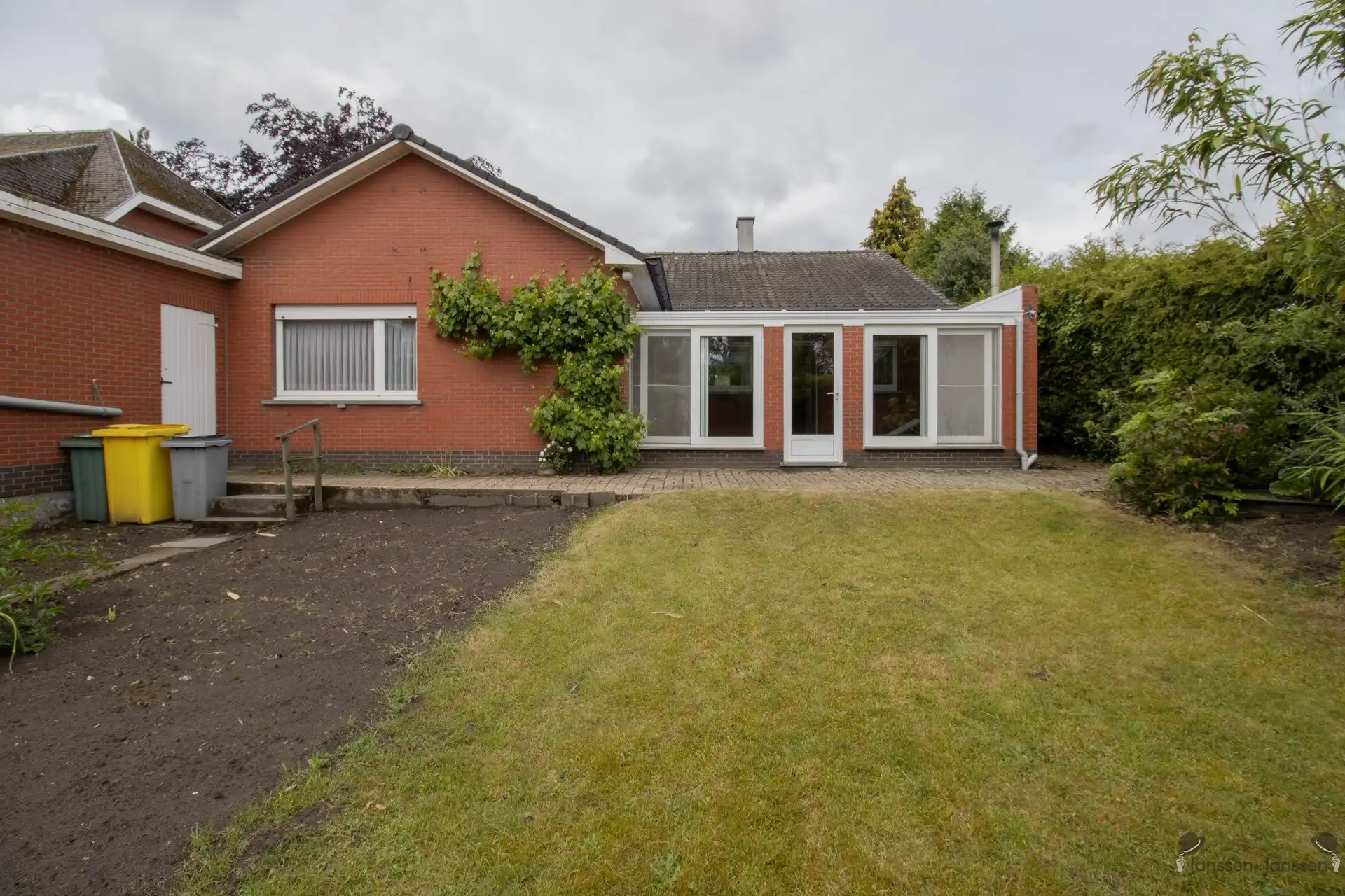 Te renoveren woning met 3 slaapkamers en gekoppelde garage op 613 m². foto 10