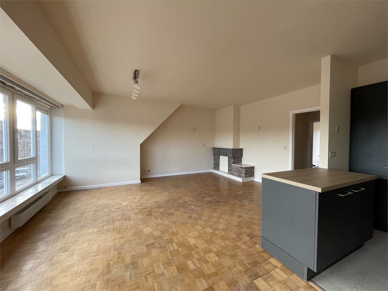Gerenoveerd appartement met 2 slaapkamers en autostaanplaats foto 5